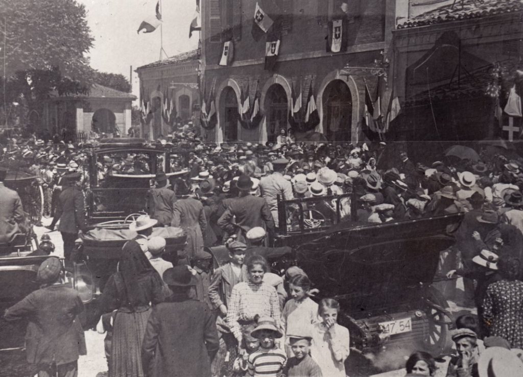 Folla alla stazione ferroviaria per il ritorno delle spoglie del Generale Montevecchio - Gaetano Baviera