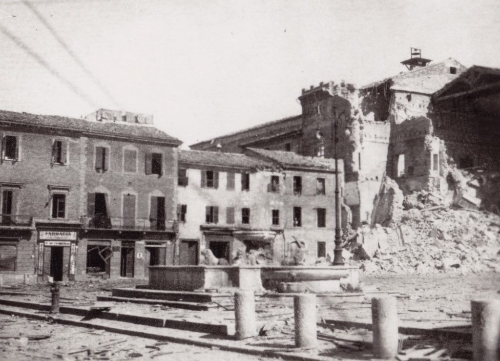 Il campanile del Vanvitelli distrutto dai tedeschi