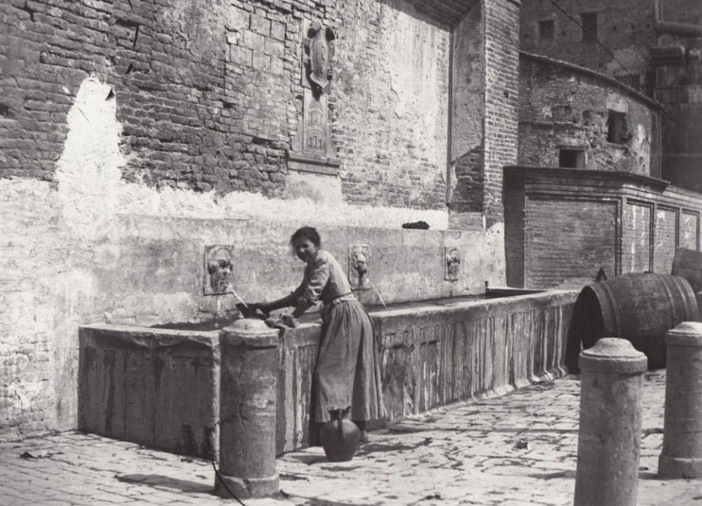 Donna alla fontana in prossimità dell'Arco di Augusto - Gaetano Baviera