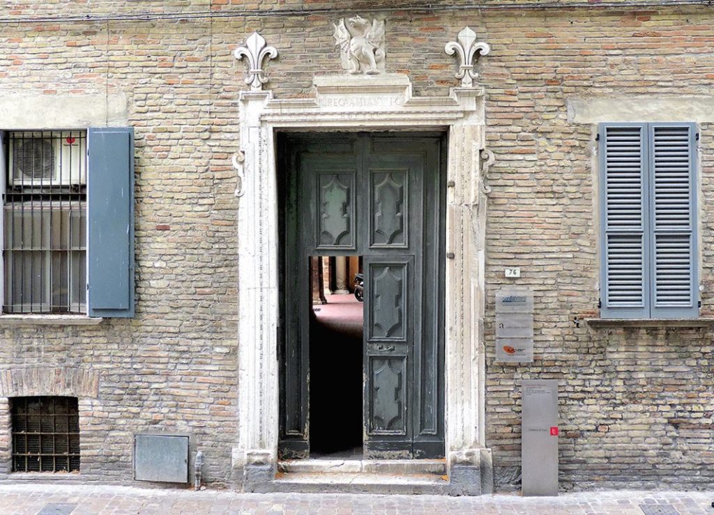 Il portale di Palazzo Amiani - Michele Tagliabracci