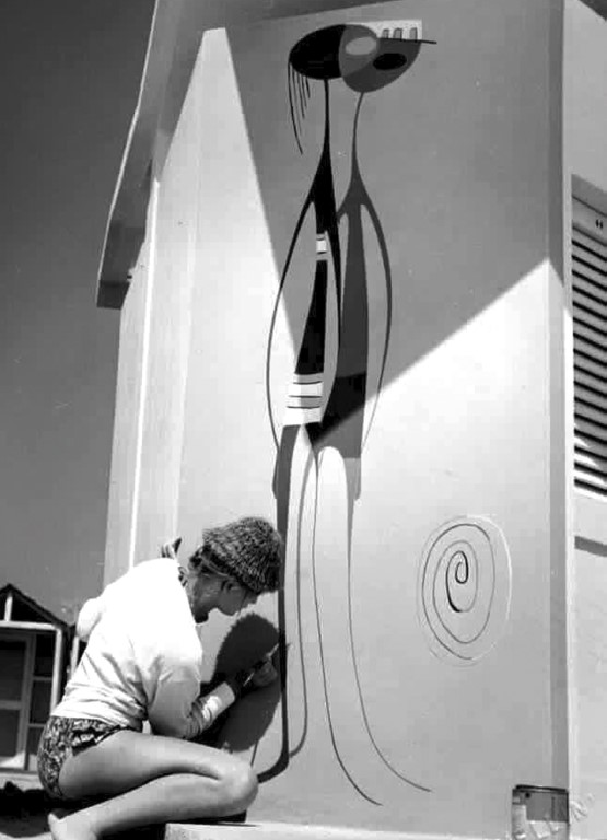 La pittrice Maddalena Schiavi al lavoro per decorare le cabine della spiaggia del Lido,