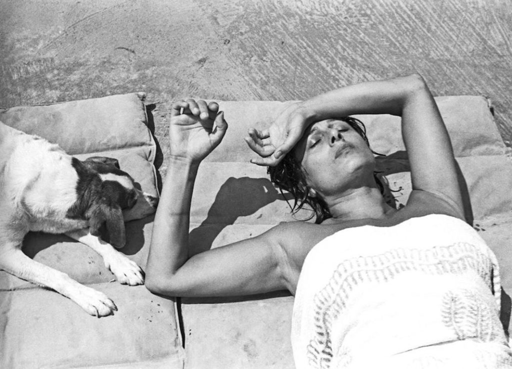 Anna Magnani al Circeo con cane al sole - Paolo di Paolo