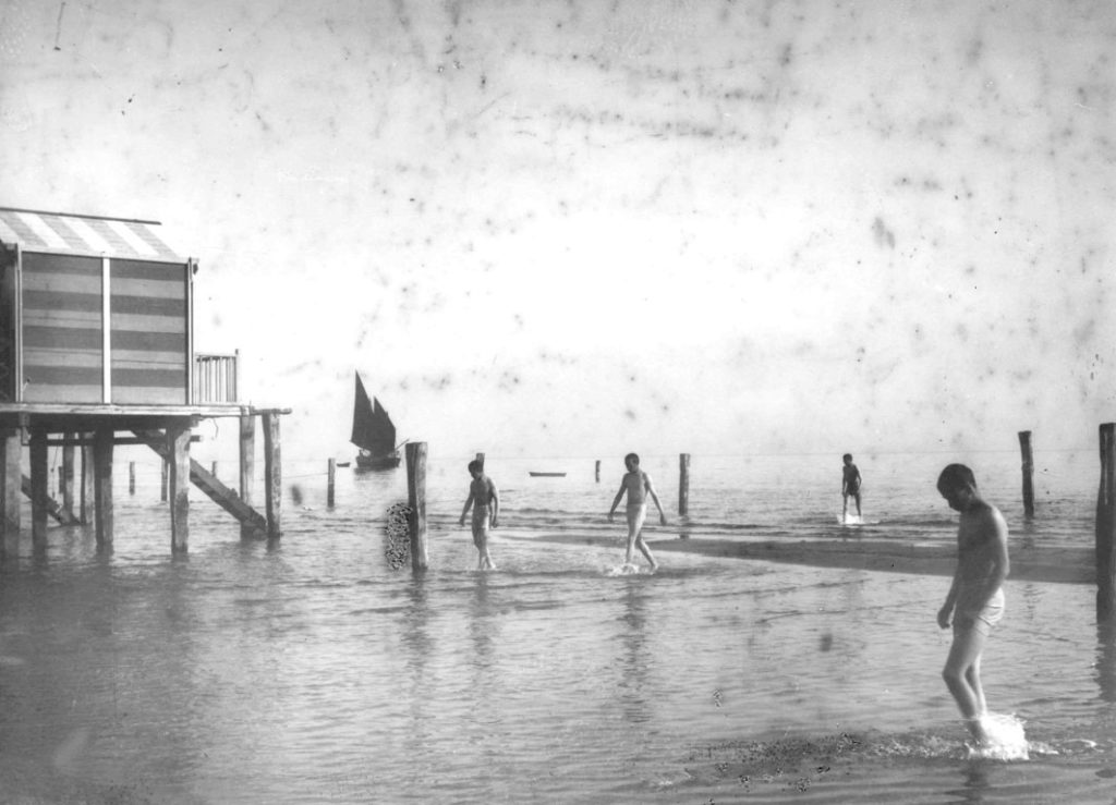 Bagnanti nei pressi delle cabine dello Stabilimento Balneario - Gaetano Baviera