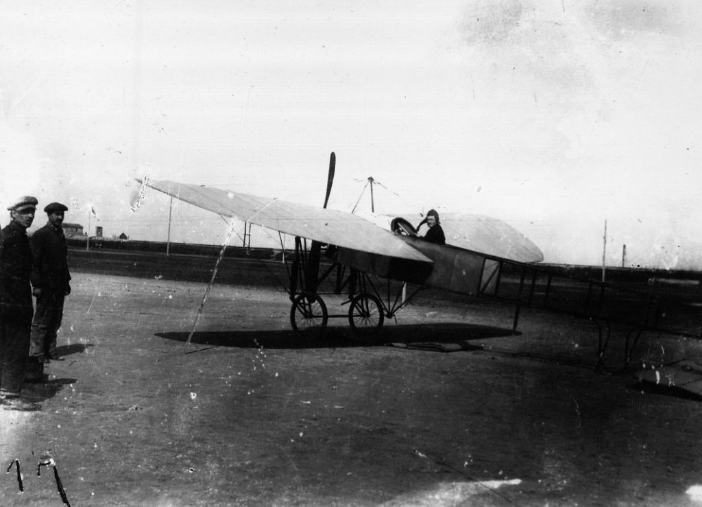 Aereo al campo di aviazione