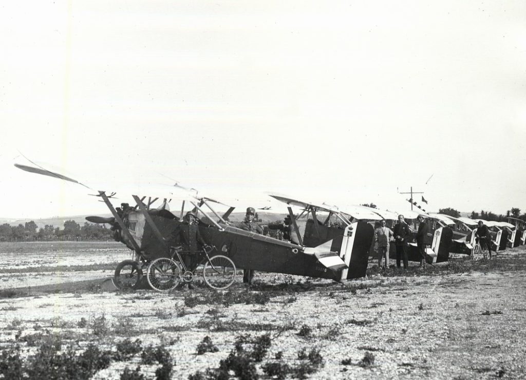 Aerei e militari al campo di aviazione