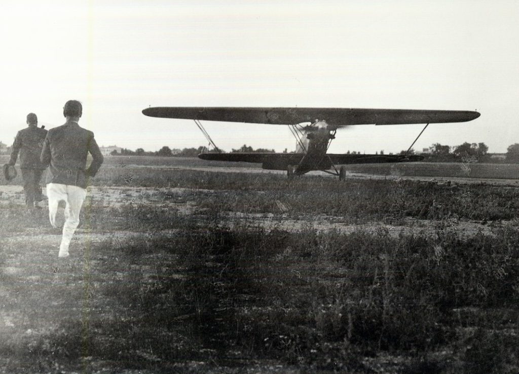 Aereo al decollo dal campo di aviazione