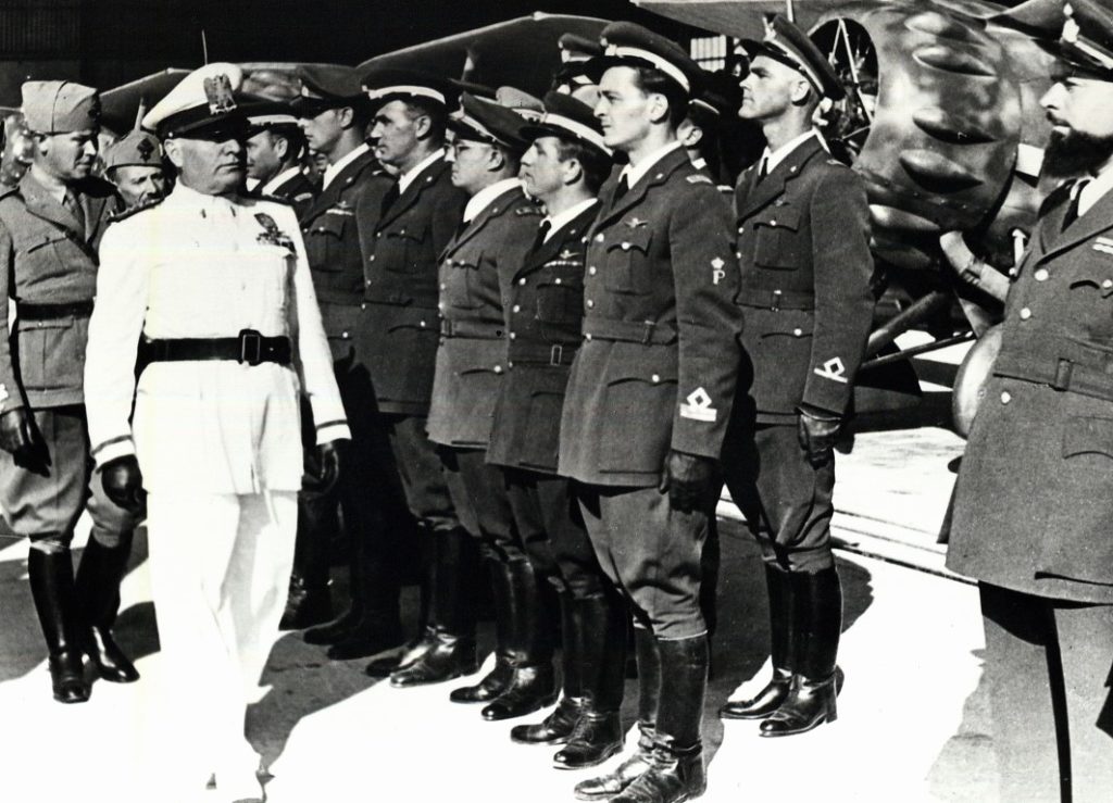 Benito Mussolini passa in rassegna i piloti del reparto aereo