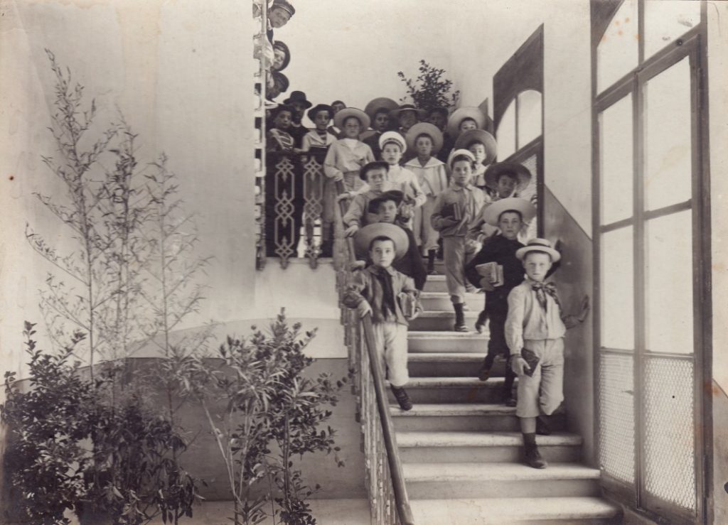 Alunni che scendono dalle scale interne della Scuola - Gaetano Baviera